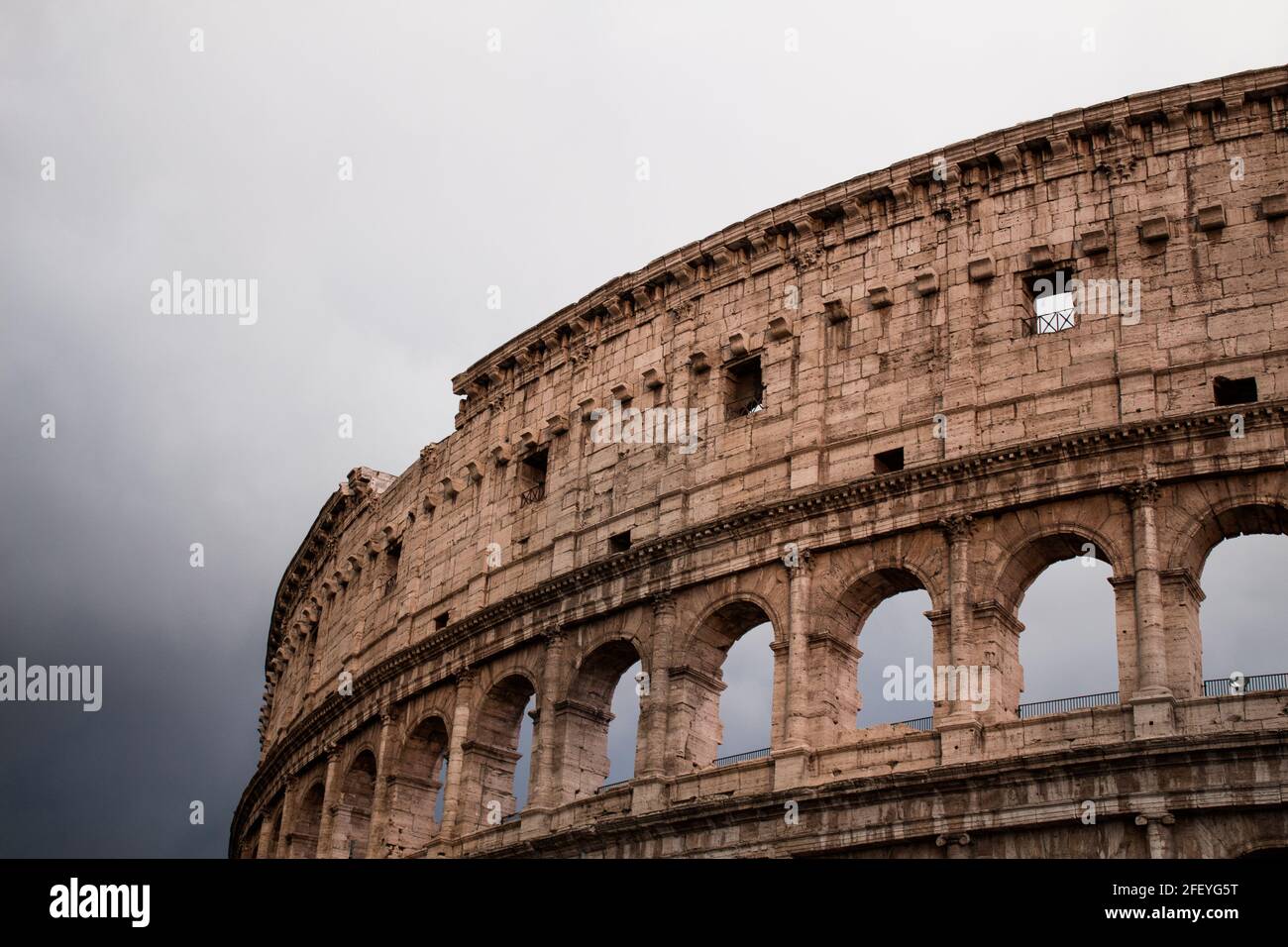 Kolosseum auf dunklem Himmel Hintergrund. Rom, Italien Stockfoto