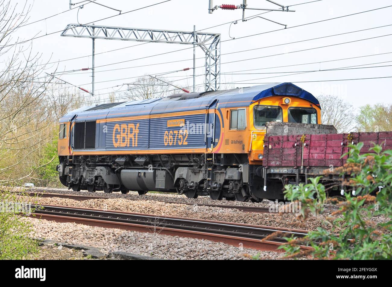 Klasse 66, in der Nähe von Hitchin, bietet Unterstützung für einen langen, schweren Zug mit Ballast und Betonscheren für den Umbau des Londoner King's Cross Stockfoto