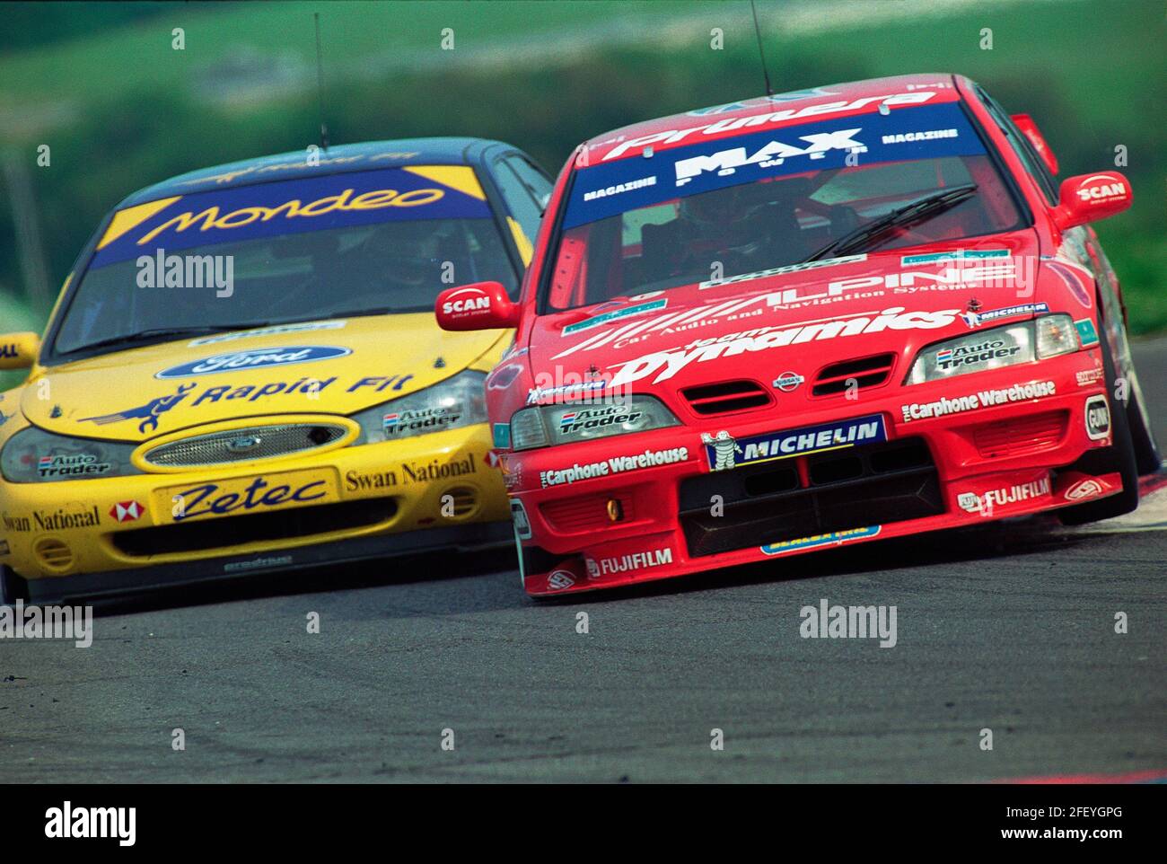 Matt Neal fährt im Thruxton-Rennen der britischen Tourenwagen-Meisterschaft 1999 im Max Power Racing Team Dynamics Nissan Primera GT. Matt wurde in diesem Jahr der erste unabhängige Fahrer, der ein Meisterschaftsrennen in der Serie gewann, für das TOCA ihm eine £250,000 Belohnung gab. Stockfoto