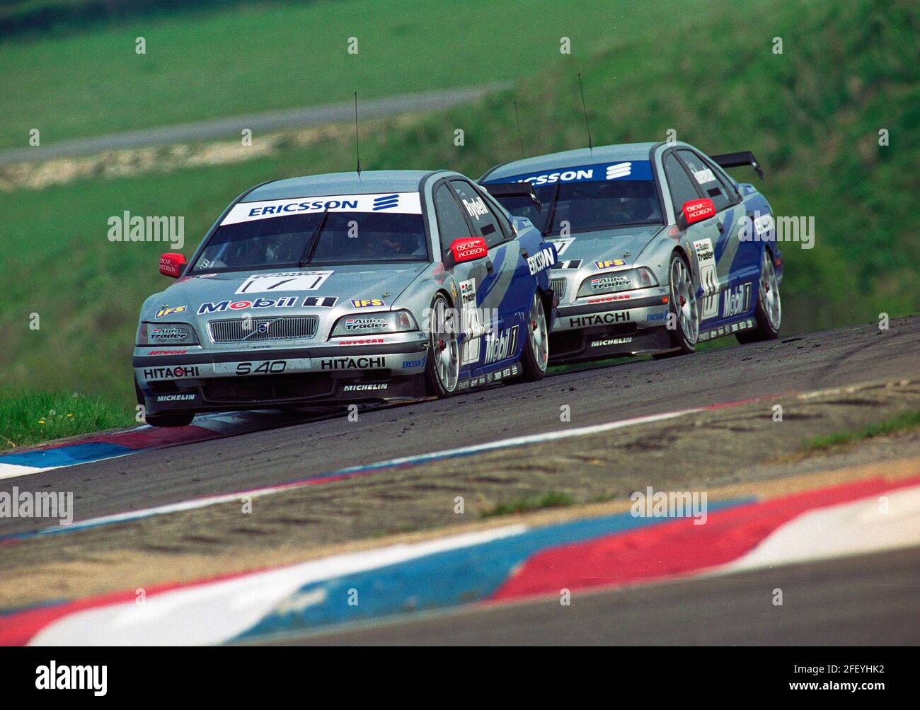Rickard Rydell führt Vincent Radermecker an, als sie 1999 bei der British Touring Car Championship auf dem Thruxton Racing Circuit in den Club Complex gehen. Stockfoto