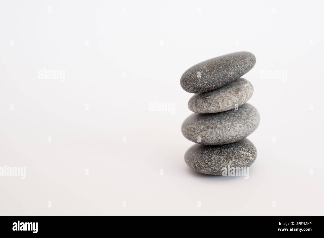 Haufen von vier Steinen mit weißem Hintergrund Stockfoto