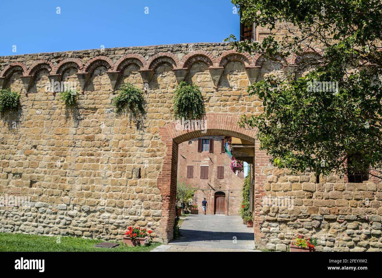 Eine Tür in den alten Mauern von Buonconvento Stockfoto