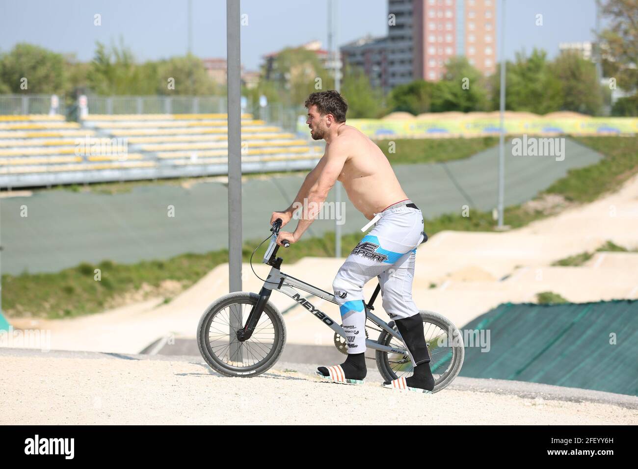 Verona, Italien. April 2021. Amtierender Weltmeister Twan van Gendt aus den Niederlanden beim Training vor dem 1. Lauf des UEC BMX European Cup in Verona (Italien) Quelle: Mickael Chavet/Alamy Live News Stockfoto