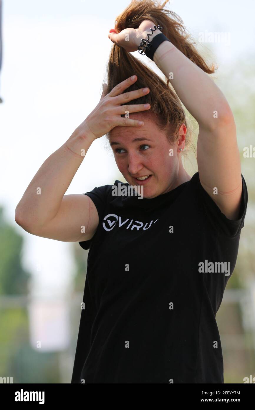 Verona, Italien. April 2021. 2018 Weltmeisterin Laura Smulders aus den Niederlanden beim Training am 24. April vor dem 1. Lauf des UEC BMX European Cup in Verona (Italien) Quelle: Mickael Chavet/Alamy Live News Stockfoto