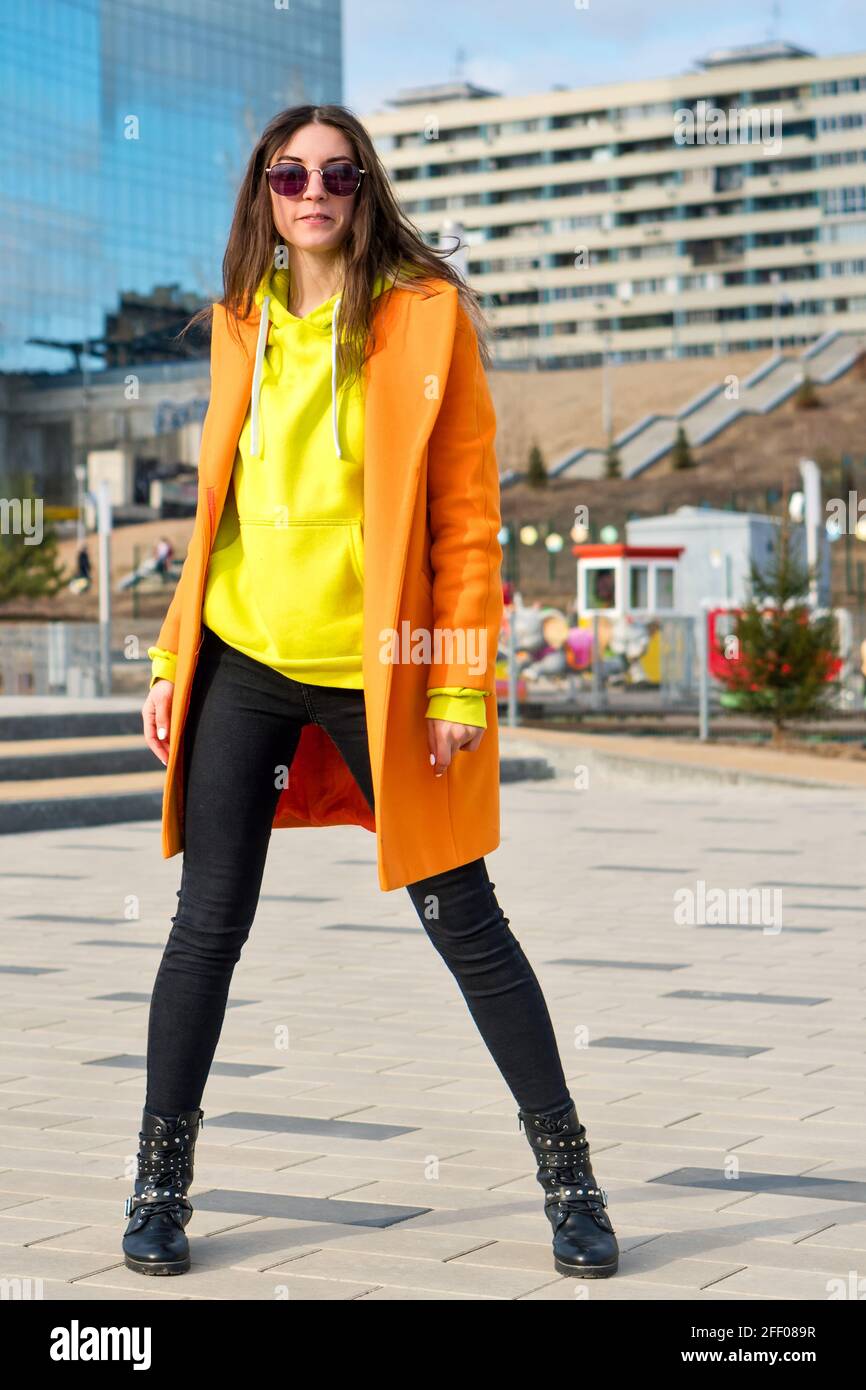 Lifestyle Voller Lange Portrat Von Jungen Hipster Madchen Im Freien Hubsche Millennial Dame Tragt Stilvolle Lebendige Outfit Mit Spass Im Freien Stockfotografie Alamy