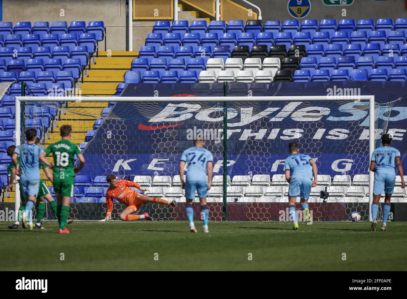 Birmingham, Großbritannien. April 2021. Alan Browne #8 von Preston North End erzielt am 4/24/2021 in Birmingham, Großbritannien, eine Strafe für 0-1 Punkte. (Foto von Simon Bissett/News Images/Sipa USA) Quelle: SIPA USA/Alamy Live News Stockfoto