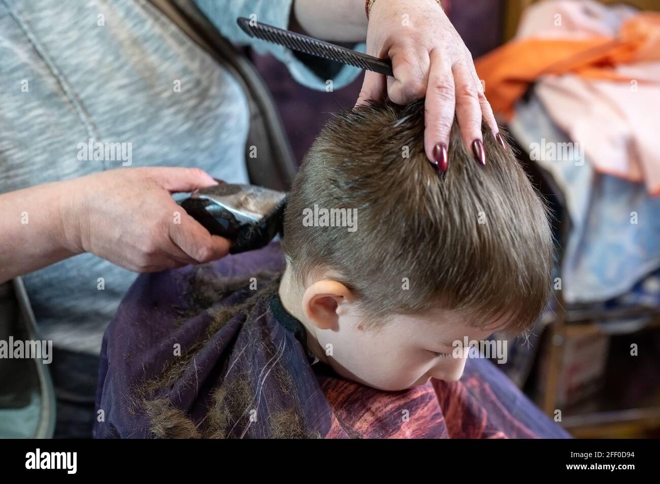 Haarschnitt für den kleinen Jungen zu Hause durch Lockdown Stockfoto