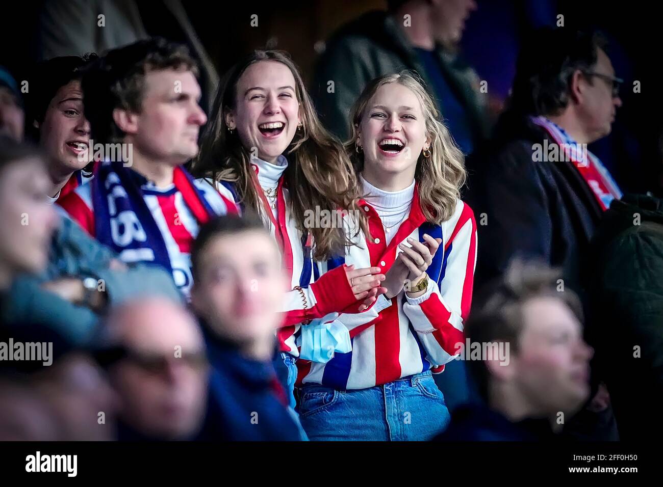 TILBURG, NIEDERLANDE - 23. APRIL: 2000 Supporters of Willem II. Besuchen das Spiel erneut, nachdem Covid 19 Corona während der Eredivisie 2020-202 gesperrt wurde Stockfoto