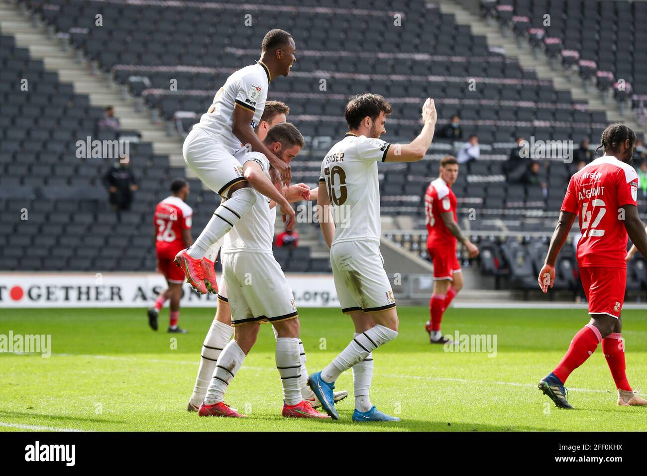 MILTON KEYNES, ENGLAND. 24. APRIL: Will Grigg feiert nach dem Tor für Milton Keynes Dons, um ihre Führung zu verlängern und es 4:0 gegen Swindon Town zu schaffen, während der Sky Bet League ein Spiel zwischen MK Dons und Swindon Town im Stadium MK, Milton Keynes am Samstag, 24. April 2021. (Kredit: John Cripps, Mi News) Kredit: MI Nachrichten & Sport /Alamy Live Nachrichten Stockfoto