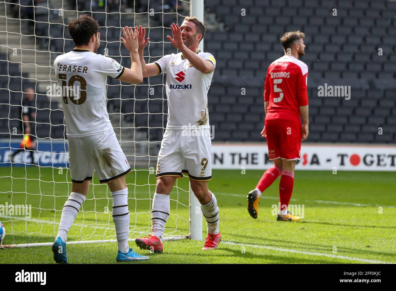 MILTON KEYNES, ENGLAND. 24. APRIL: Will Grigg feiert nach dem Tor für Milton Keynes Dons, um ihre Führung zu verlängern und es 4:0 gegen Swindon Town zu schaffen, während der Sky Bet League ein Spiel zwischen MK Dons und Swindon Town im Stadium MK, Milton Keynes am Samstag, 24. April 2021. (Kredit: John Cripps, Mi News) Kredit: MI Nachrichten & Sport /Alamy Live Nachrichten Stockfoto