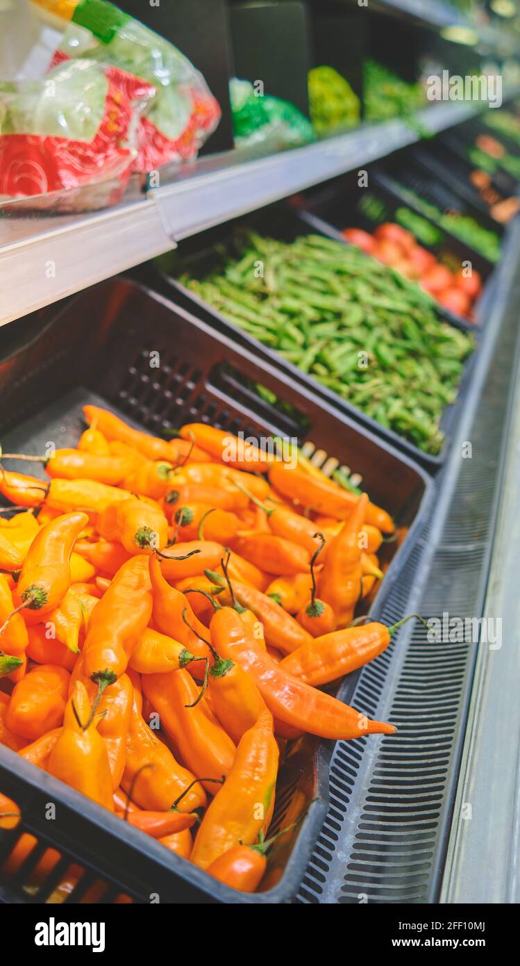 Peruanische gelbe Chilischote, eingelegte Chilischote im Supermarkt. Konzept der gesunden Ernährung, Bio, vegetarisch, Ernährung. Stockfoto