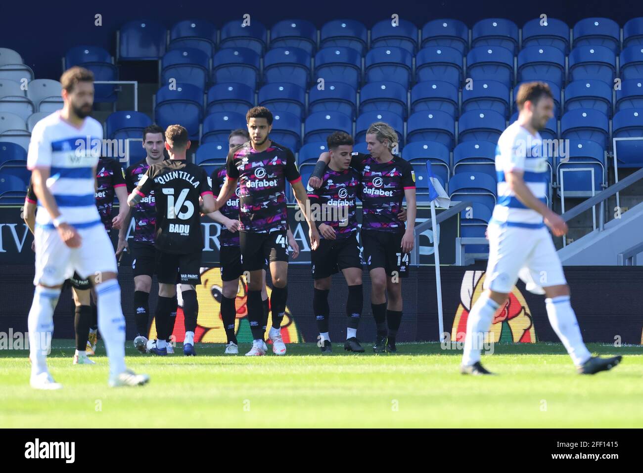 London, Großbritannien. 24. April 2021; Kiyan Prince Foundation Stadium, London, England; English Football League Championship Football, Queen Park Rangers gegen Norwich; Max Aaron von Norwich City feiert hs-Tor mit Todd Cantwell für 0-2 in der 57. Minute Stockfoto