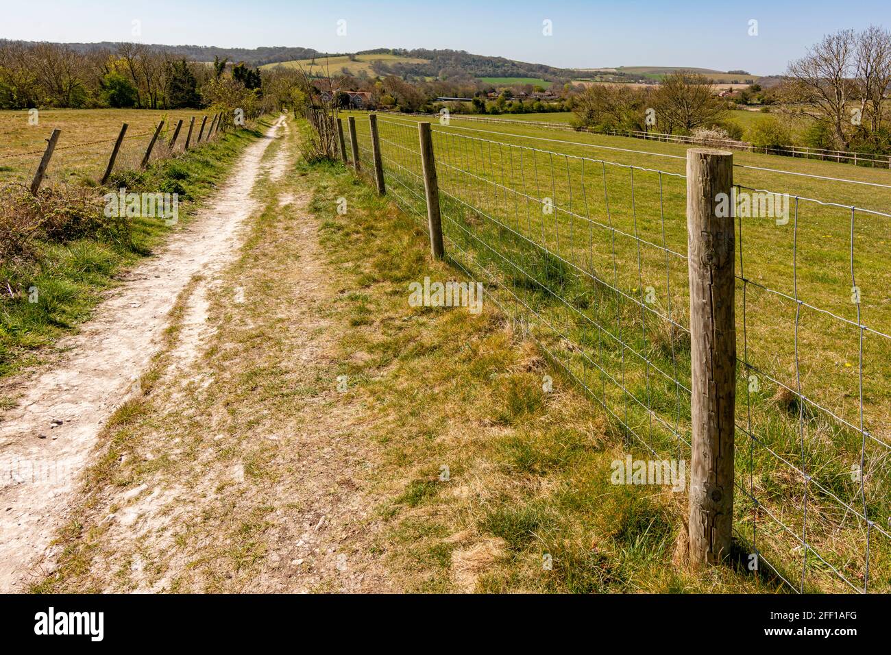 Der Weg des Monarchen, der nach Westen zum Dorf Findon führt - South Downs National Park, West Sussex, Großbritannien. Stockfoto