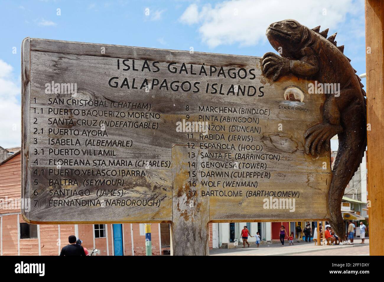 Holzschild, Listen 17 Galapagos-Inseln, geschnitzte Leguanendekoration, Südamerika, Puerto Baquerizo Moreno, San Cristobal, Ecuador Stockfoto