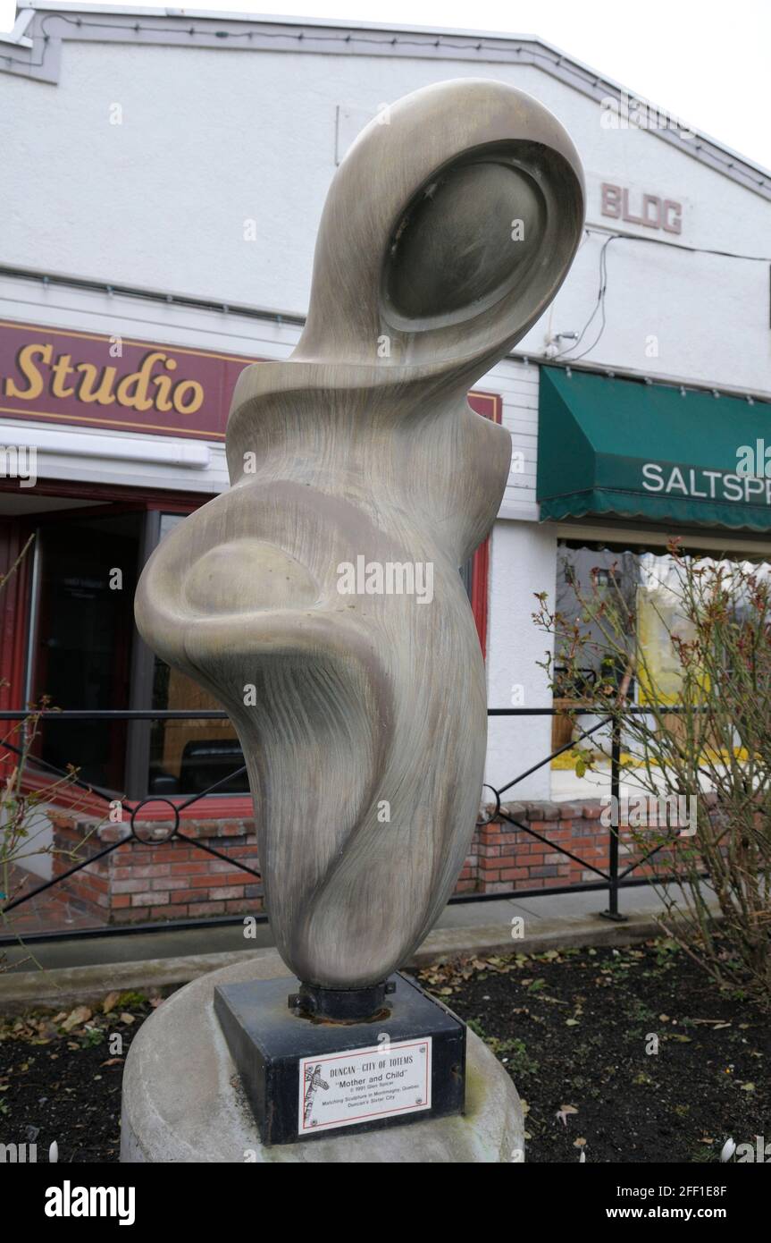 Mutter und Kind - Carver: Glen Spicer 1991. Passende Skulptur in Montmagmy, Quebec; Duncans Partnerstadt. Cowichan Valley, Vancouver Island, Großbritannien Stockfoto