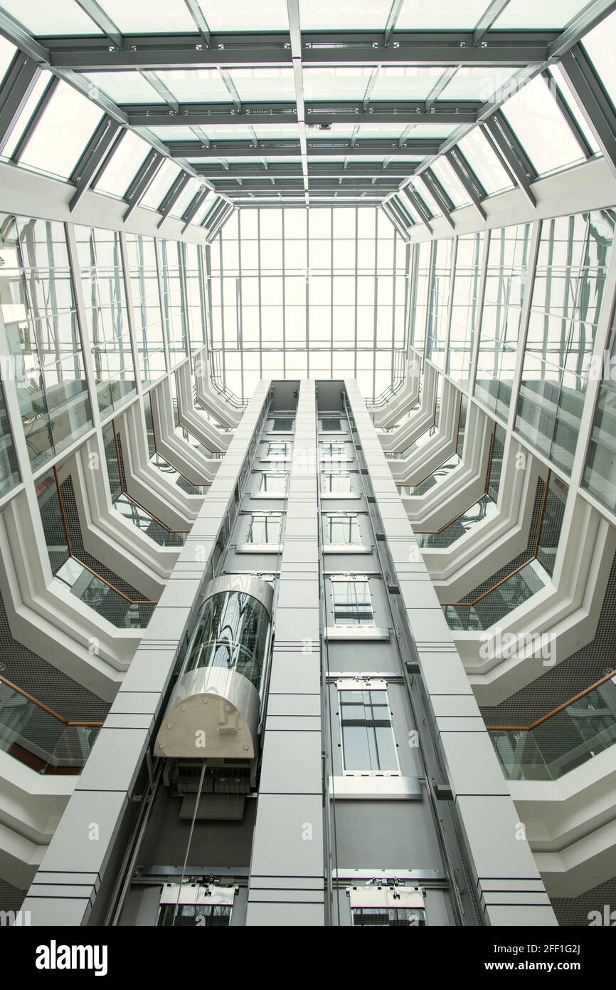 Blick auf die Bürolobby: Rundes Dach und glasige Wände in der modernen Halle mit Aufzug Stockfoto