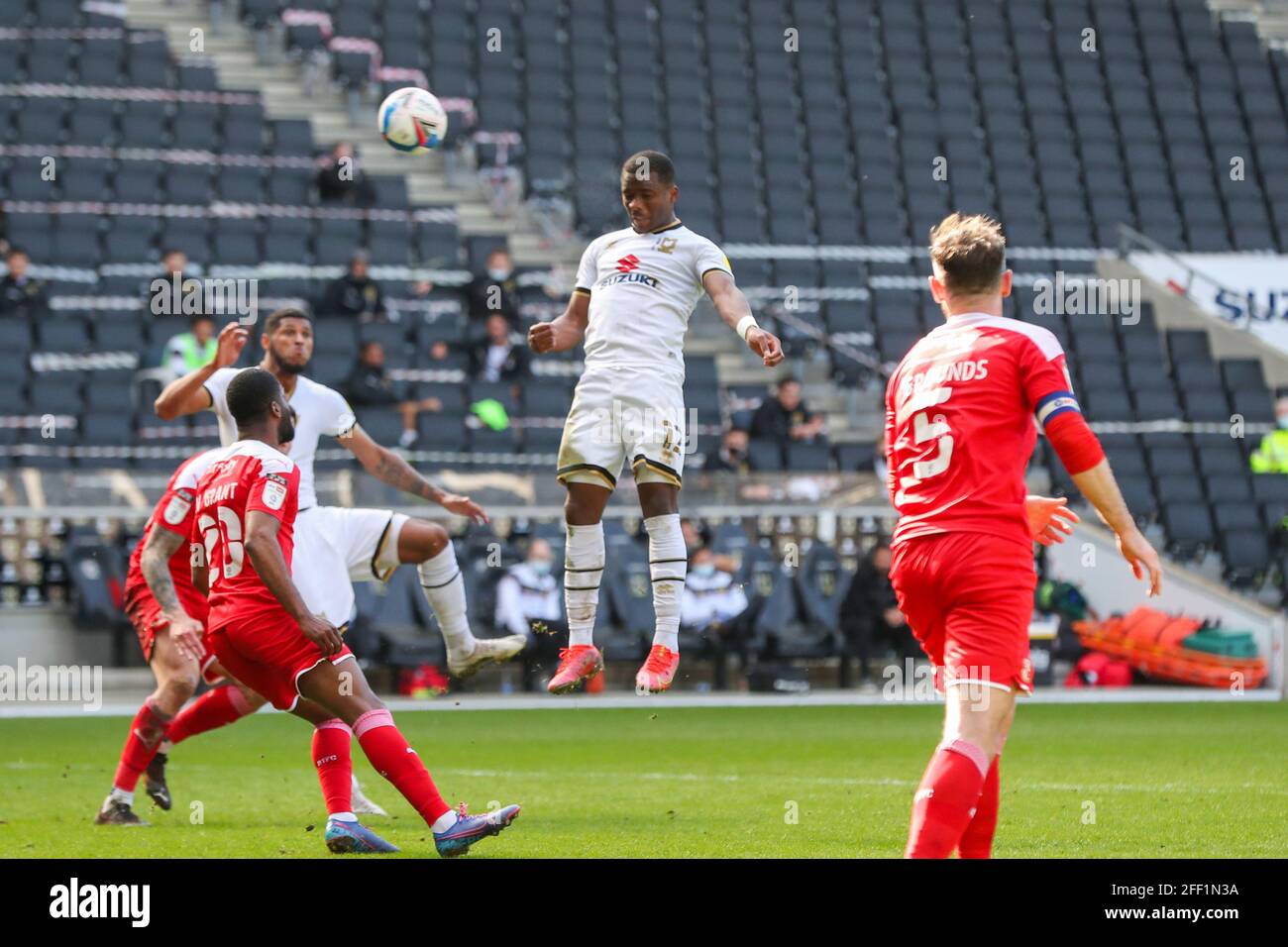 MILTON KEYNES, ENGLAND. 24. APRIL: Milton Keynes Dons Ethan Laird versucht in der zweiten Halbzeit der Sky Bet League ein Spiel zwischen MK Dons und Swindon Town im Stadium MK, Milton Keynes am Samstag, 24. April 2021, einen Kopfball auf das Tor zu schießen. (Kredit: John Cripps, Mi News) Kredit: MI Nachrichten & Sport /Alamy Live Nachrichten Stockfoto