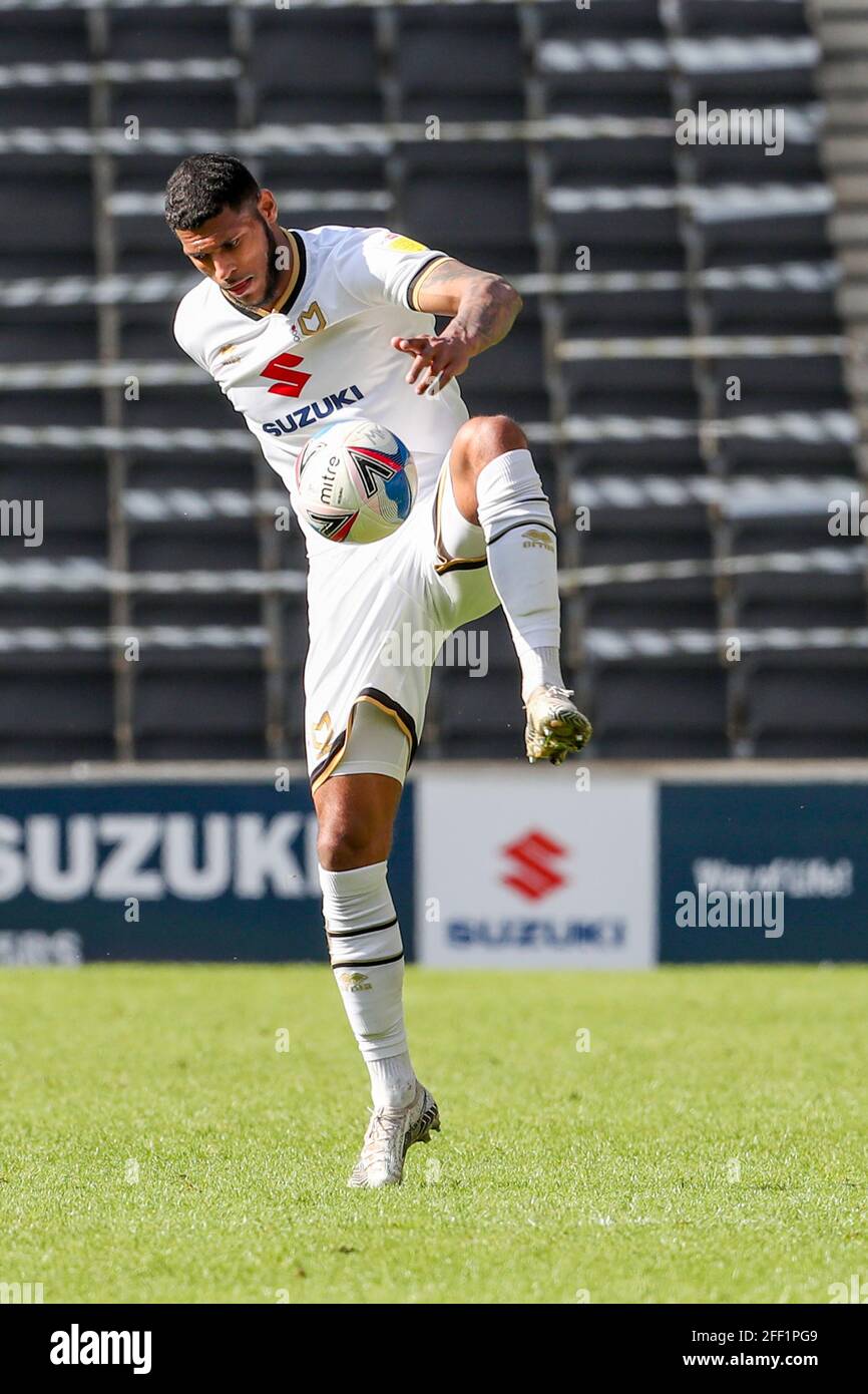 MILTON KEYNES, ENGLAND. 24. APRIL: Silky Ball Skills von Milton Keynes Dons Zak Jules während der zweiten Hälfte der Sky Bet League One Match zwischen MK Dons und Swindon Town im Stadium MK, Milton Keynes am Samstag, 24. April 2021. (Kredit: John Cripps, Mi News) Kredit: MI Nachrichten & Sport /Alamy Live Nachrichten Stockfoto