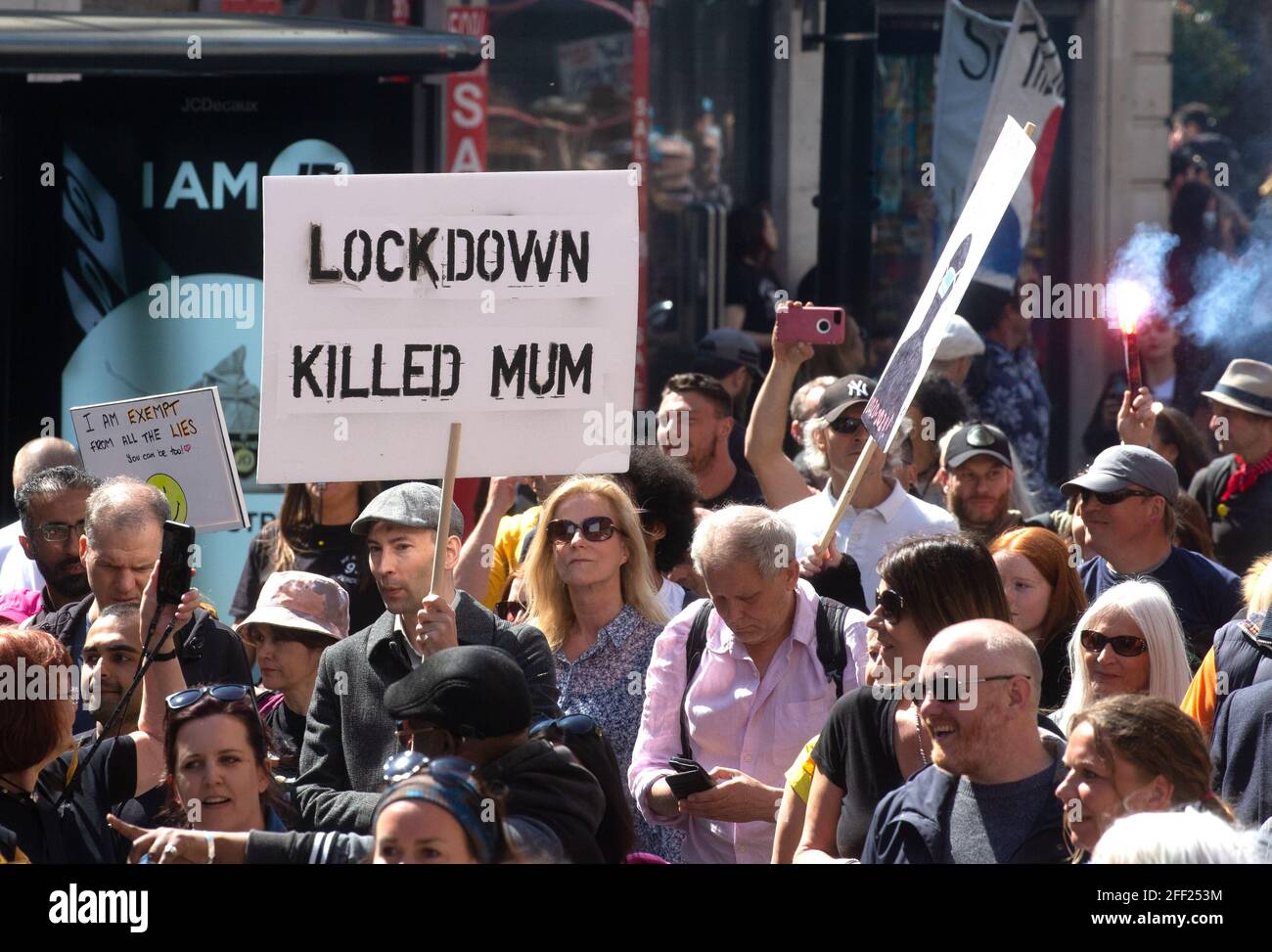 London, Großbritannien. April 2021. Zehntausende Menschen marschieren durch das Zentrum Londons, um gegen die Lockdown zu protestieren. Sie sind gegen Impfpass, sie glauben, dass die Regierung in Bezug auf die Covid-Pandemie falsch liegt und sie sind gegen Impfstoffe und das Tragen von Masken. Kredit: Mark Thomas/Alamy Live Nachrichten Stockfoto