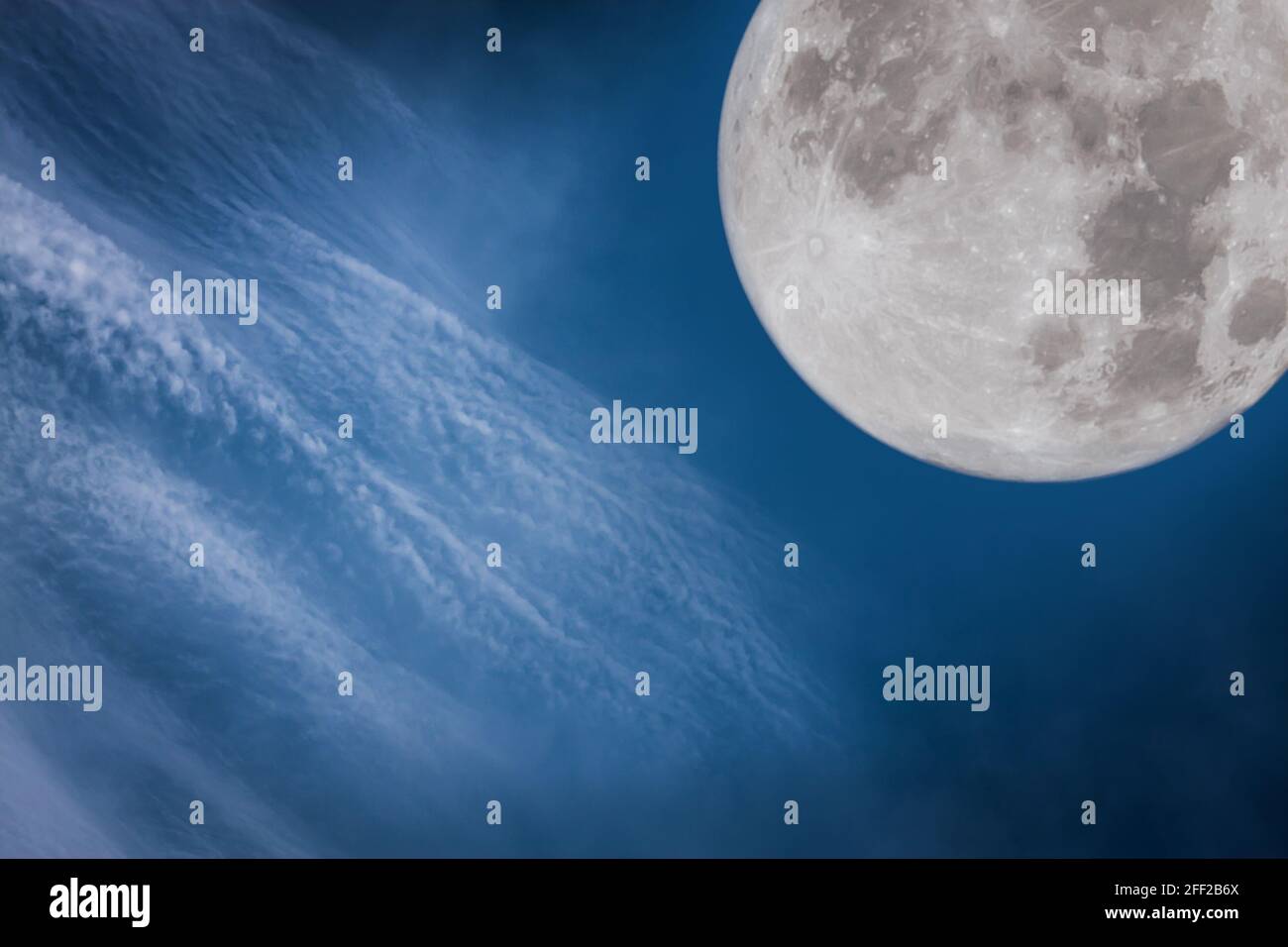 Fotos außerhalb der Welt. Mit Blick auf die wunderschöne Atmosphäre und den Mond. Schöne Natur als Hintergrund verwenden. Stockfoto