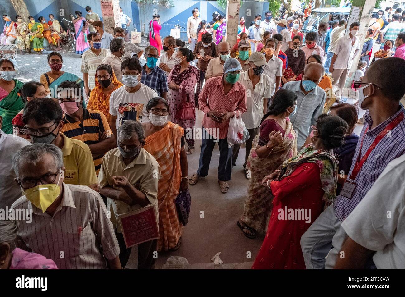 Kalkutta, Indien. April 2021. Menschen mit Gesichtsmasken als vorbeugende Maßnahme gegen die Ausbreitung von Covid-19 warten auf die Impfung im Madhyamgram Rural Hospital in Kalkata.Indien ist von der zweiten Welle von COVID-19 am schlimmsten betroffen, da die tägliche Fallzahl über 3.46 Lakh-Fälle und über 2600 Todesfälle pro Tag überschritten hat Die Medien berichten über den weltweit größten Anstieg der Coronavirus-Fälle von einem Tag. (Foto von Dipayan Bose/SOPA Images/Sipa USA) Quelle: SIPA USA/Alamy Live News Stockfoto