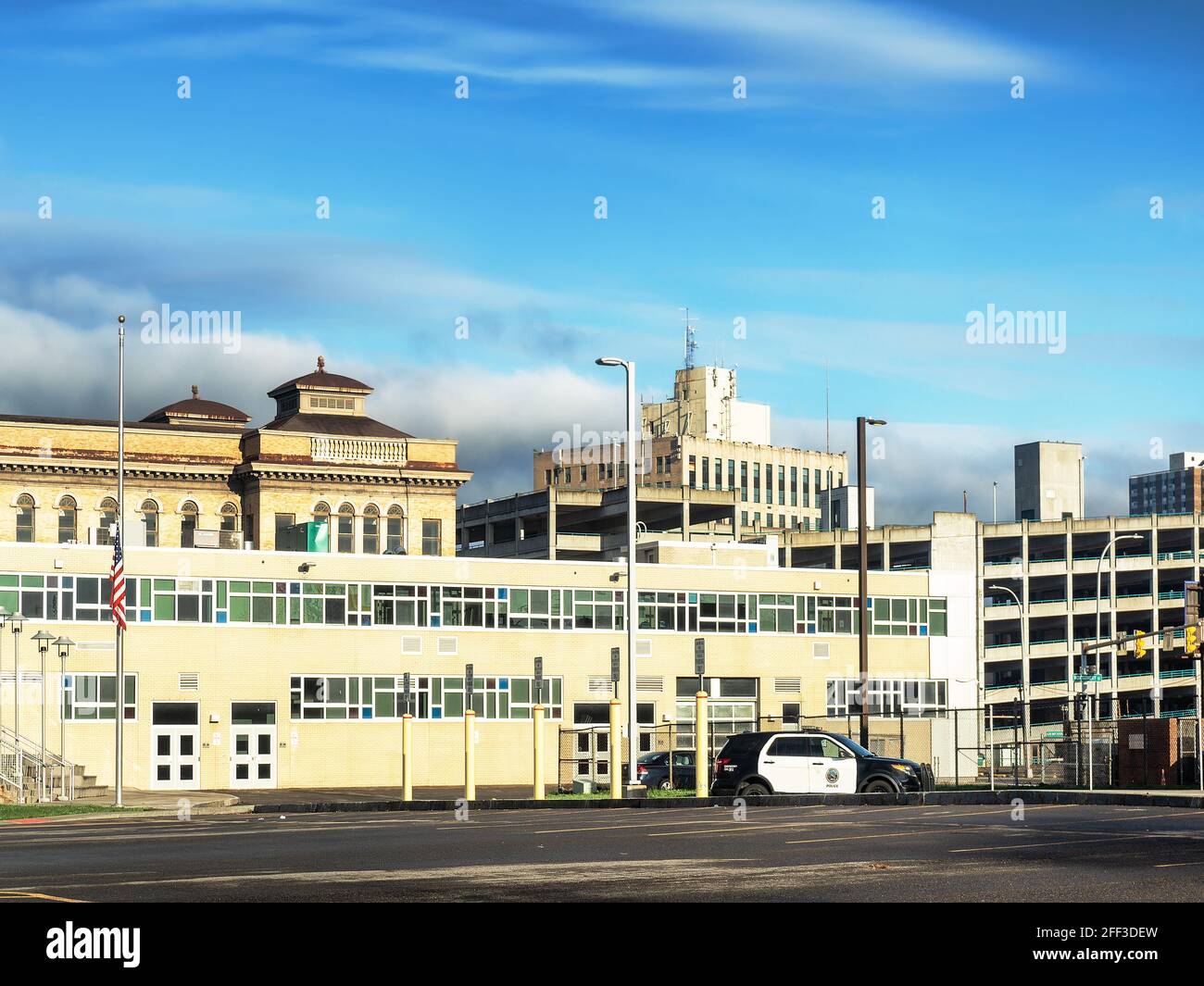 Syracuse, New York, USA. 17. April 2021. Blick von der Adams Street in der Innenstadt von Syracuse, NY an einem ruhigen Wochenendmorgen Stockfoto