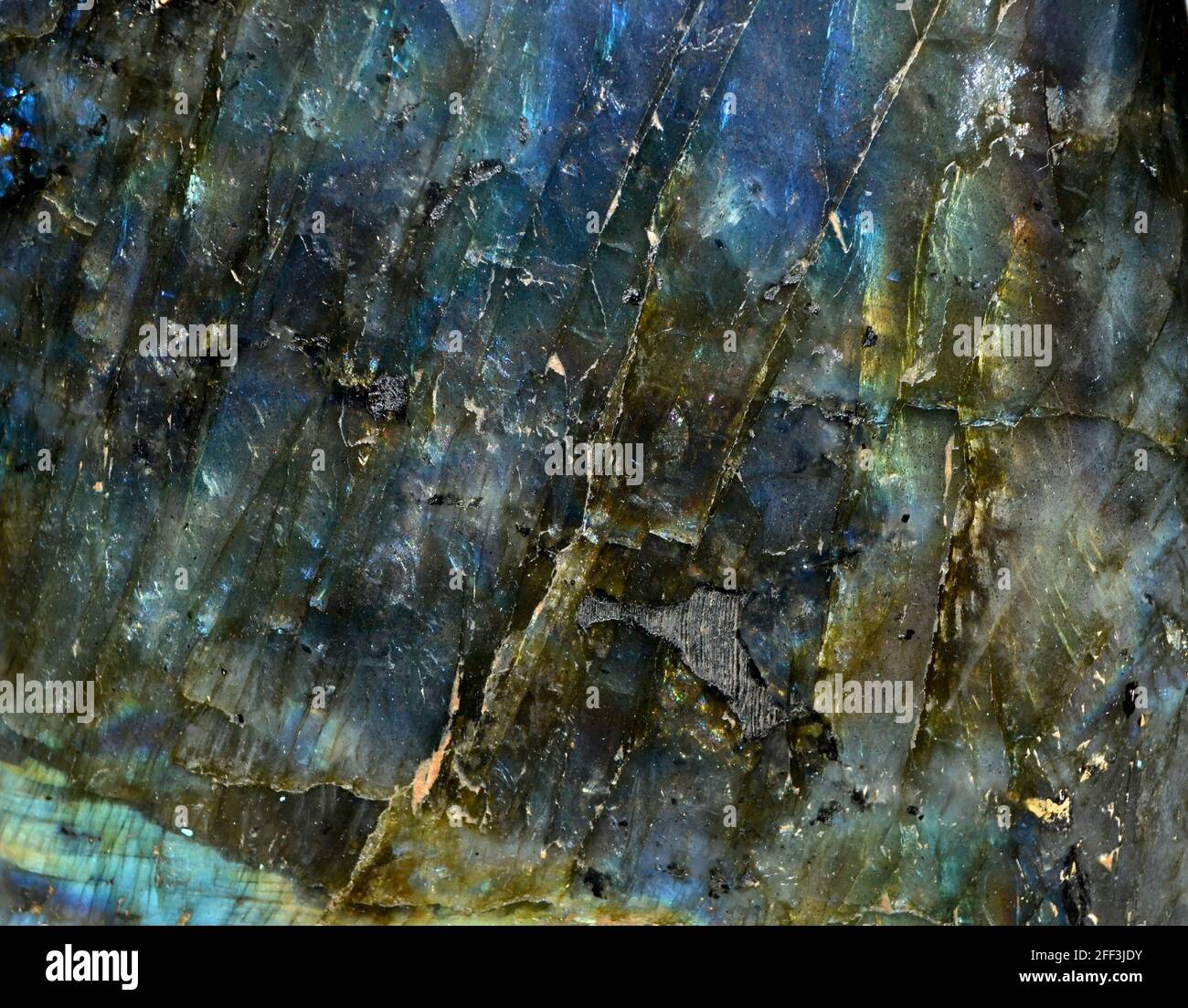 Textur aus natürlichem Labradorit-Stein. Natürlicher blauer Mineralstein Labradorit Kristall. Labradorit als sehr schöner natürlicher Hintergrund Stockfoto