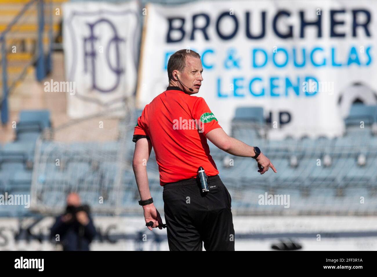 Dens Park, Dundee, Großbritannien. April 2021. Scottish Championship Football, Dundee FC gegen Raith Rovers; Schiedsrichter Willie Collum Credit: Action Plus Sports/Alamy Live News Stockfoto