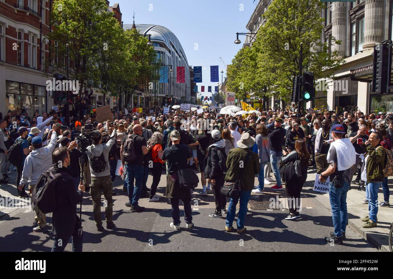 London, Großbritannien. April 2021. Tausende von Menschen marschierten durch das Zentrum Londons, um gegen Gesundheitspässe, Schutzmasken, Covid-19-Impfstoffe und Sperrbeschränkungen zu protestieren. Kredit: SOPA Images Limited/Alamy Live Nachrichten Stockfoto