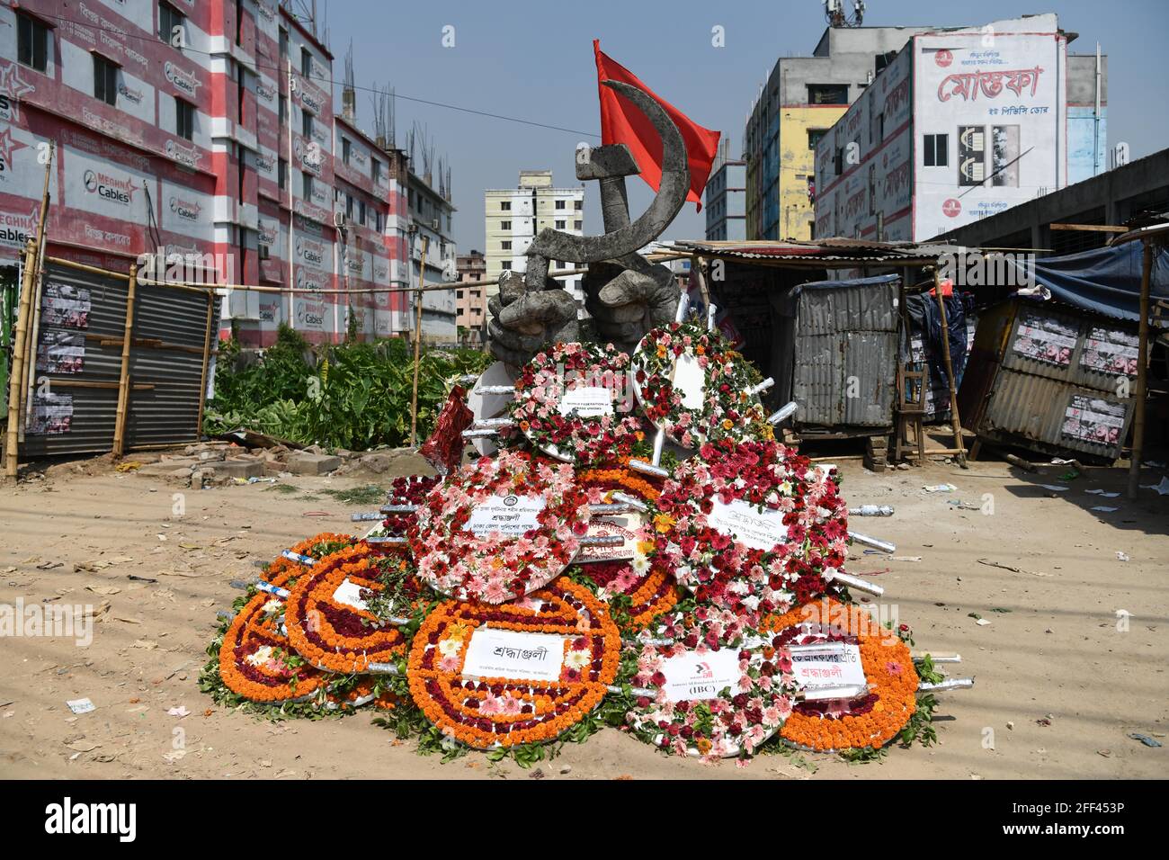 Dhaka, Bangladesch. April 2021. Blumen, die am Denkmal während des achten Jahrestages der Gebäudekatastrophe von Rana Plaza in Savar zu sehen sind.Rana Plaza, eine der weltweit verheerendsten Fabrikkatastrophen, ist ein achtstöckiges Gebäude, das aufgrund von Strukturversagen zusammenbrach und zur internationalen Sicherheitsüberwachung in Bangladesch geführt hat. Die Aktivisten warnen vor „schlimmen Konsequenzen“, wenn eine solche Aufsicht aufgegeben wird. (Foto von Piyas Biswas/SOPA Images/Sipa USA) Quelle: SIPA USA/Alamy Live News Stockfoto