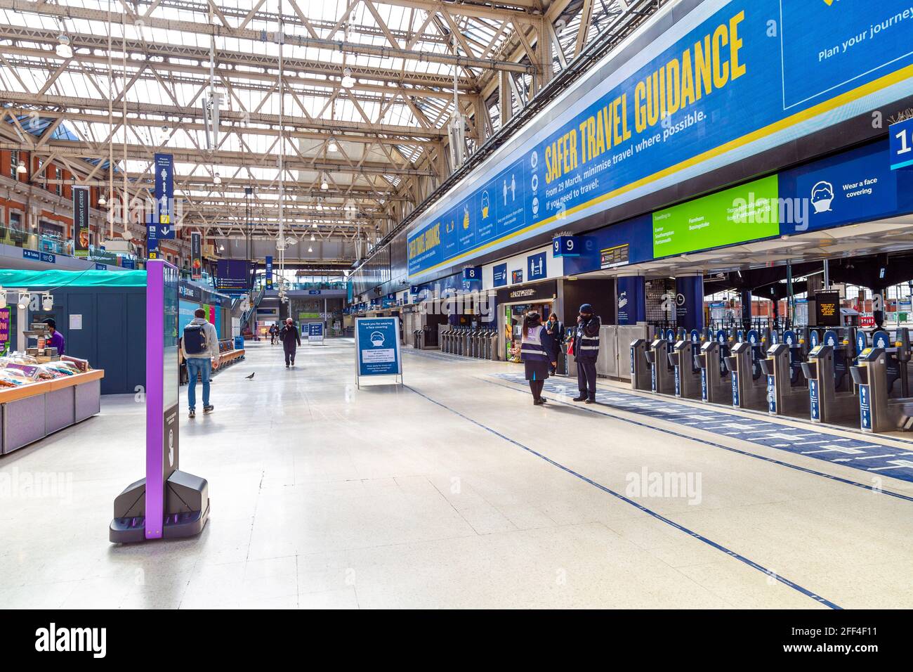 18. April 2021 - London, Großbritannien, leere Waterloo Station während des Beginns der Lockerung der Blockierung der Coronavirus-Pandemie Stockfoto