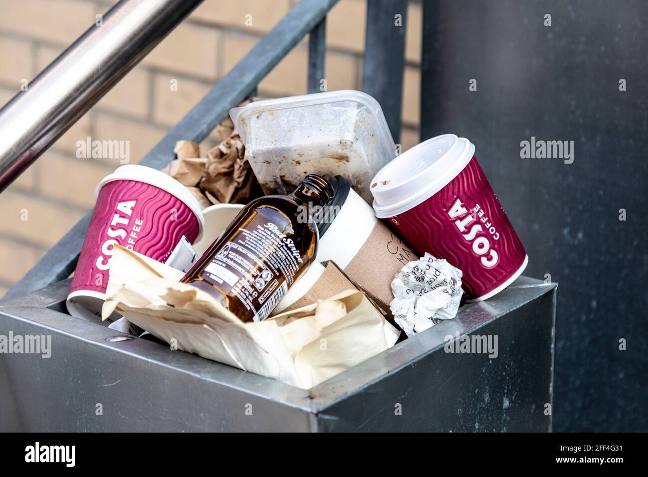Einweg-Kaffeetassen in einem überfüllten Behälter, London, Großbritannien Stockfoto