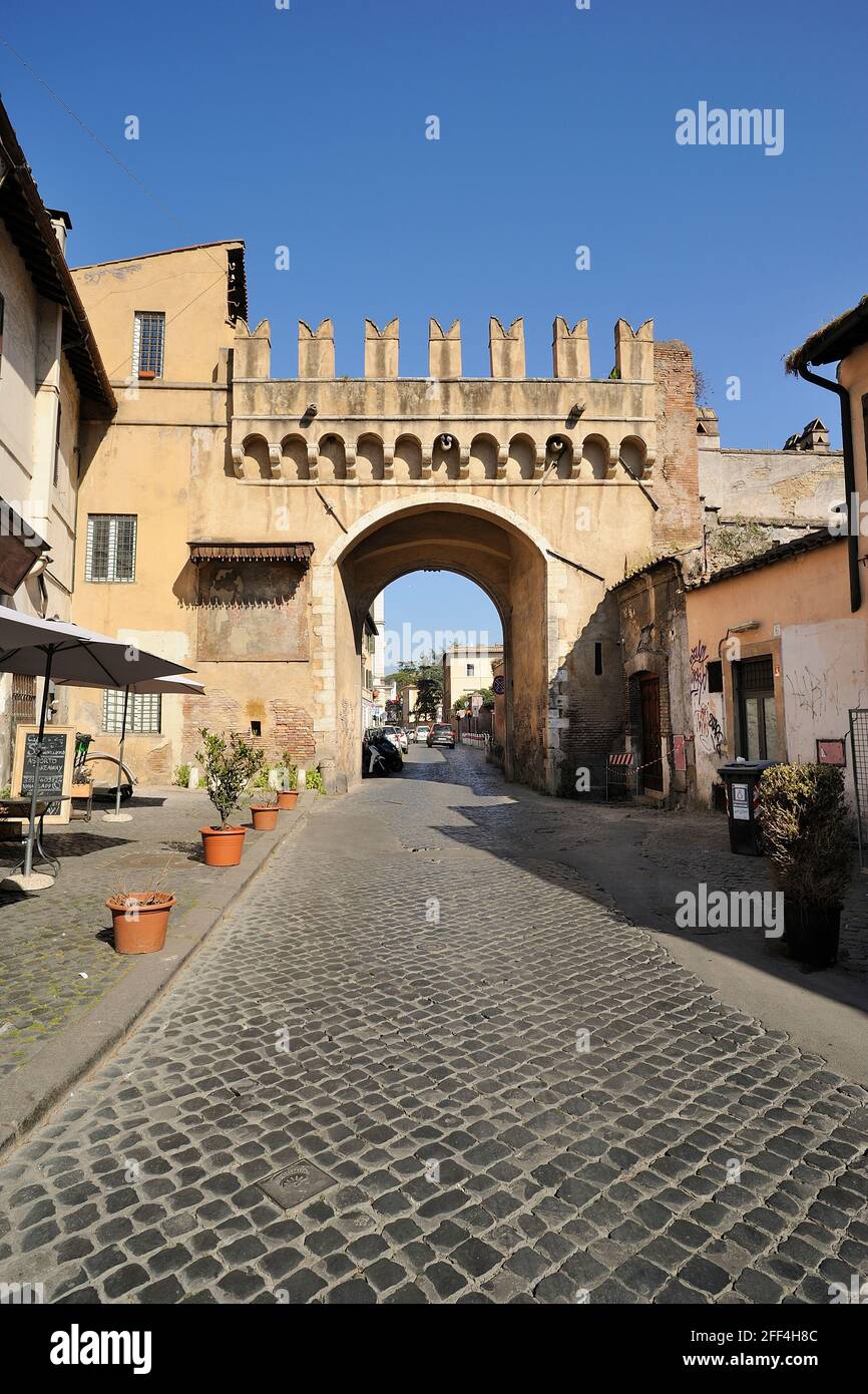 Italien, Rom, Trastevere, Tor Porta Settimiana, Kopfsteinpflasterstraße Stockfoto