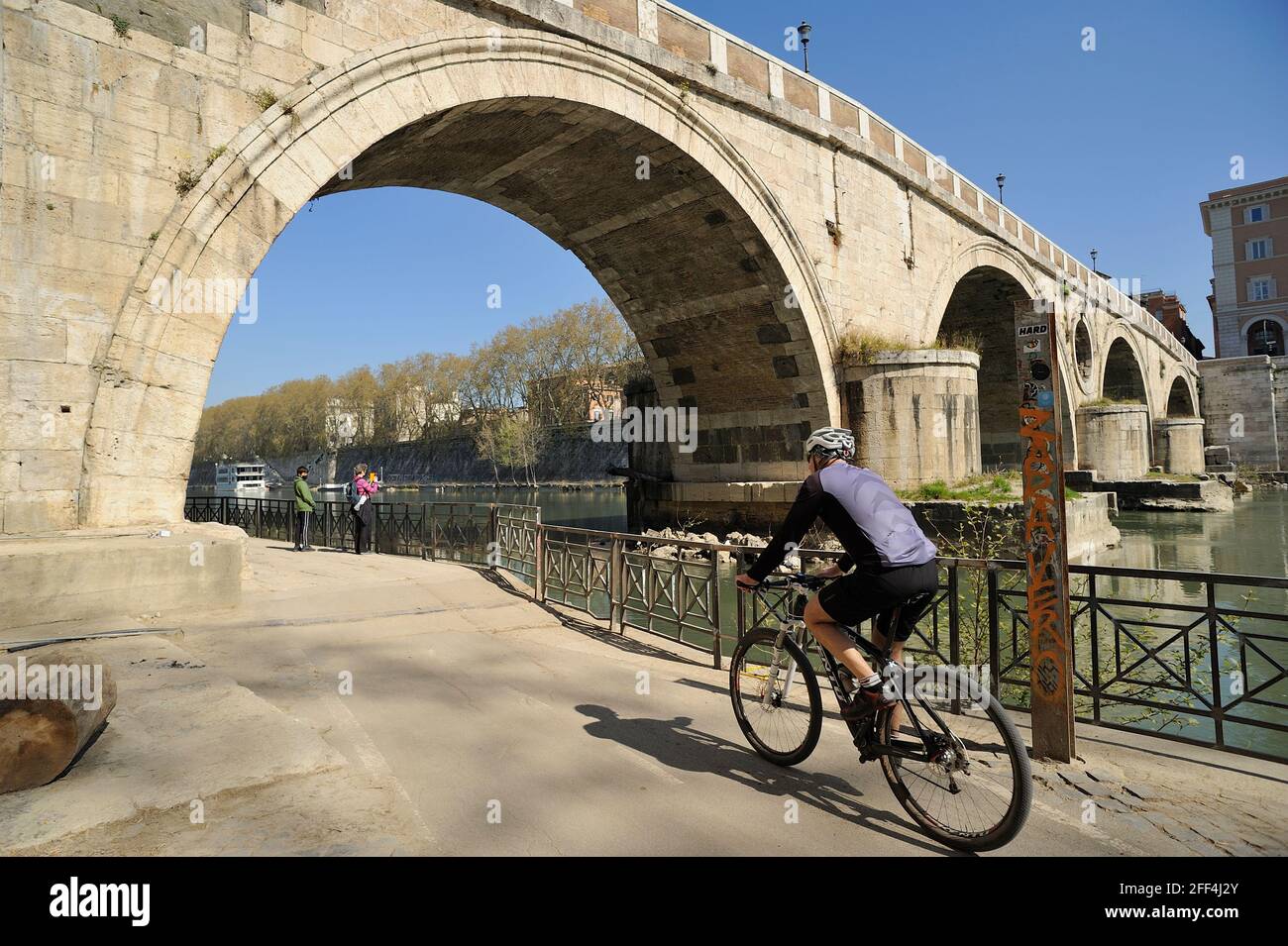 Italien, Rom, Tiber, Brücke Ponte Sisto, Fahrrad Stockfoto