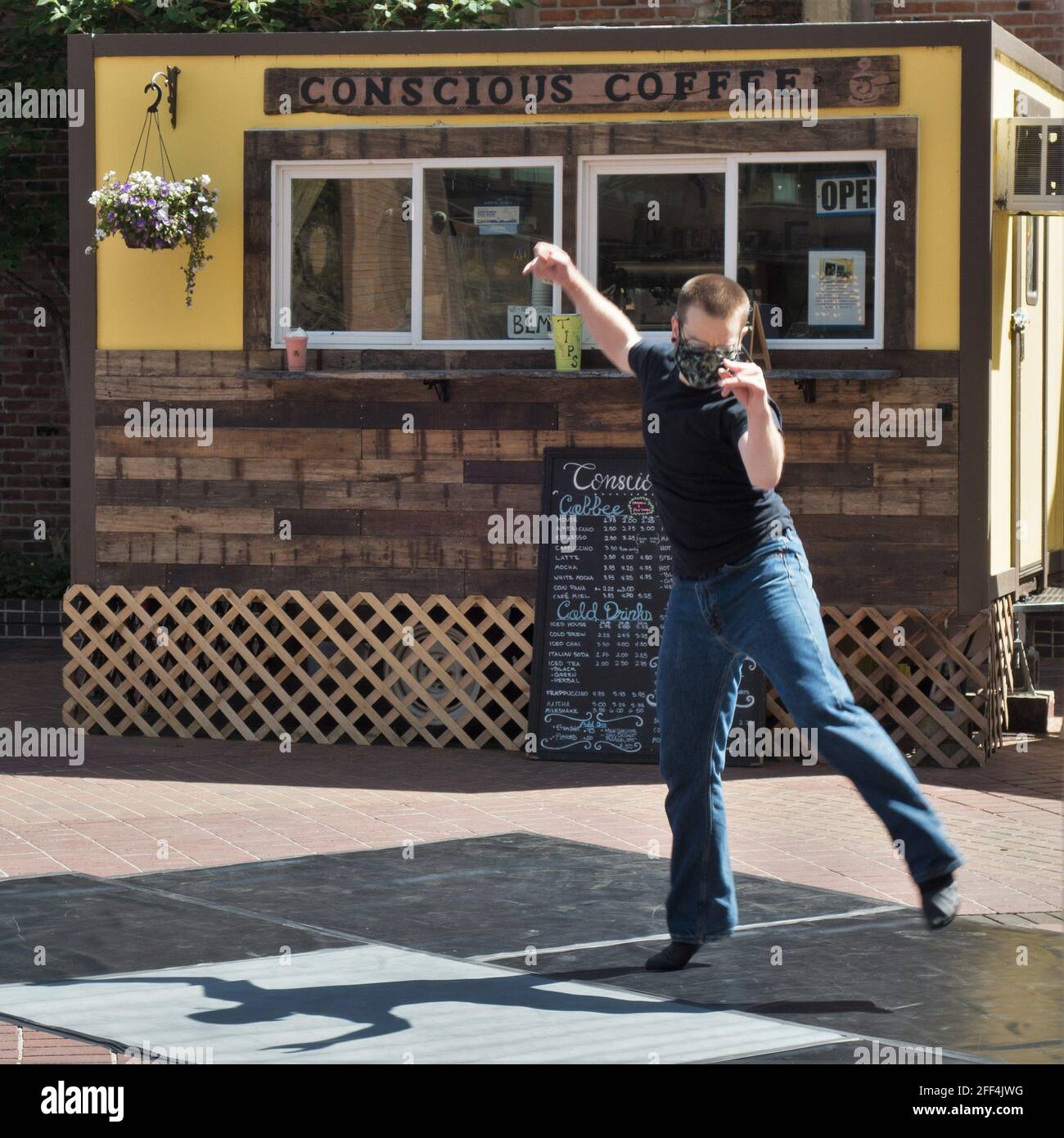 Eine Tänzerin von Rebelle Movement in Eugene, Oregon, die auf dem Kesey Square auftrat. Stockfoto