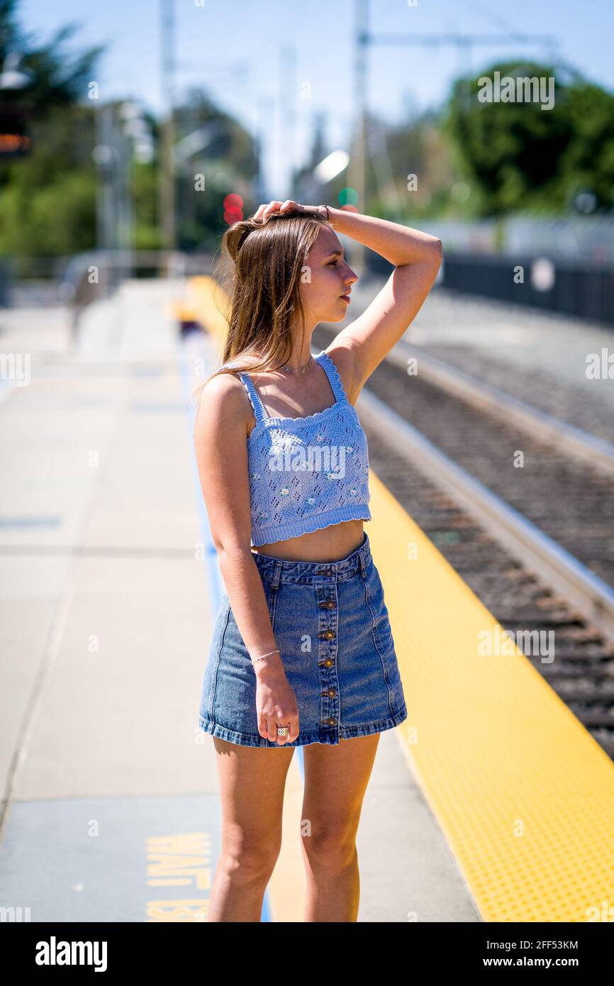 Dunkel Blonde Teen warten auf einen Zug Stockfoto