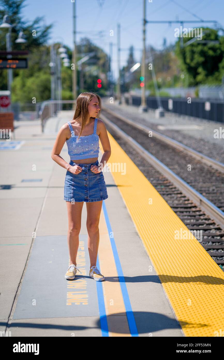 Dunkel Blonde Teen warten auf einen Zug Stockfoto