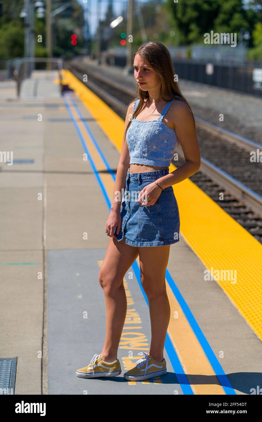 Dunkel Blonde Teen warten auf einen Zug Stockfoto