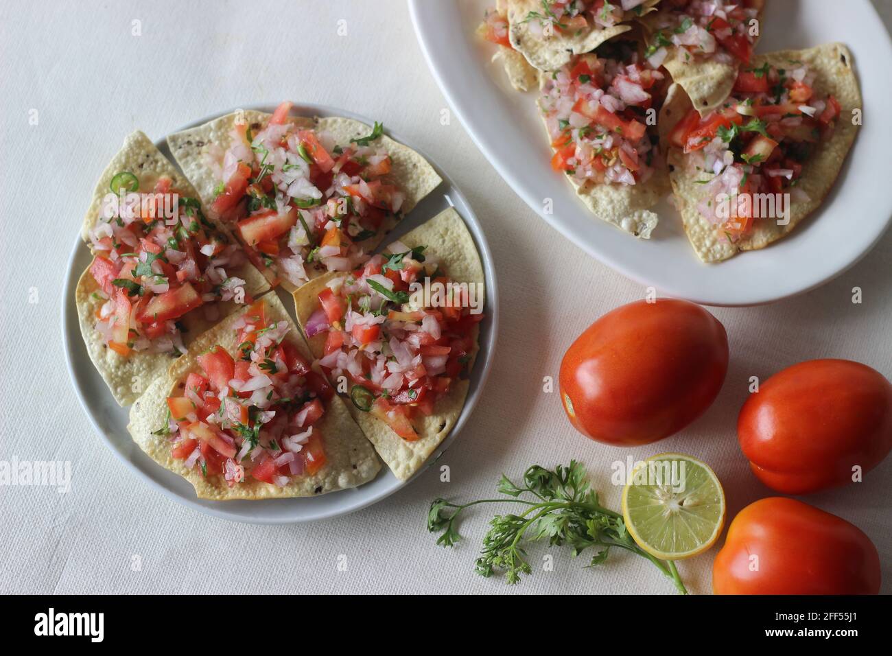 Knusprige und gebratene Papaden mit einer Masala-Füllung aus Zwiebeln, Tomaten und Gewürzen. Beliebte Starter aus Nordindien allgemein bekannt als Masala Papad. S Stockfoto