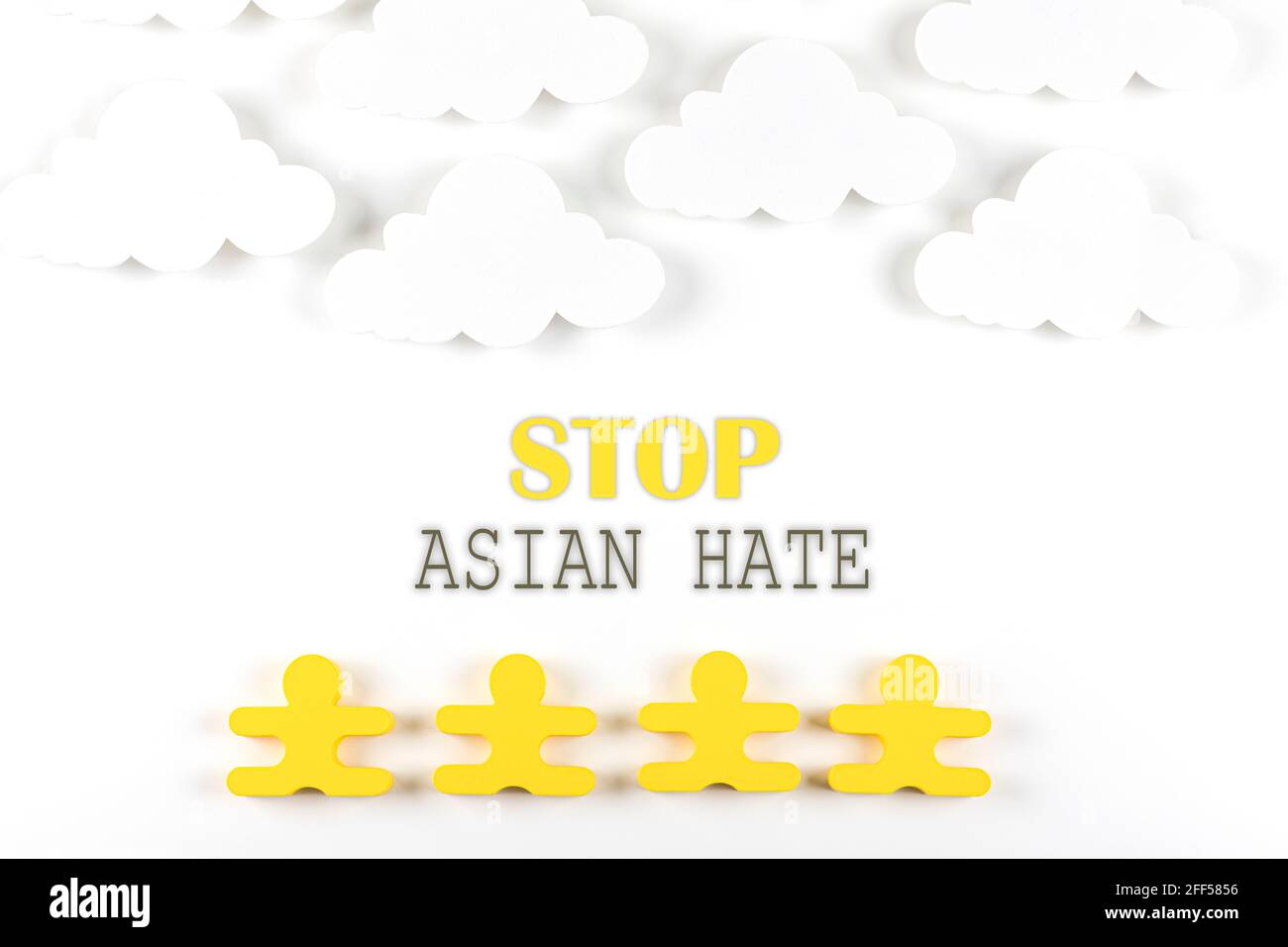 Schreiben Stop Asian Hate auf weißem Hintergrund. Poster. Gewalttätige Angriffe in Schulen, Unternehmen und anderen öffentlichen Räumen. Stockfoto