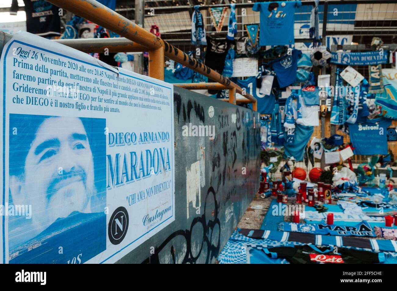 Maradona: Continua ad essere pianto e celebrato, osannato e portato in trionfo attraverso striscioni,cori,cartelli, lettere, disegni e gesti simbolici Stockfoto
