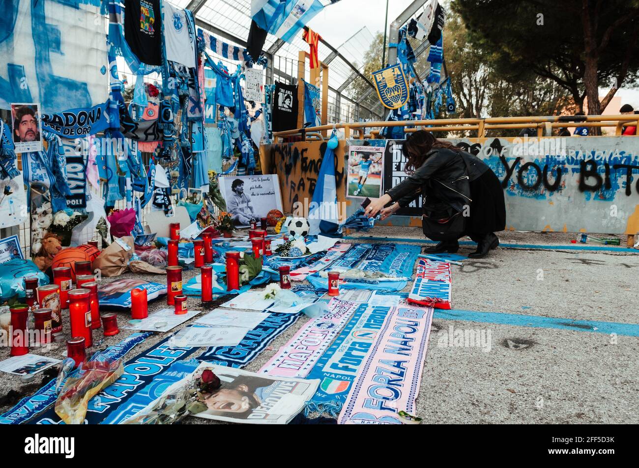 Maradona: Continua ad essere pianto e celebrato, osannato e portato in trionfo attraverso striscioni,cori,cartelli, lettere, disegni e gesti simbolici Stockfoto