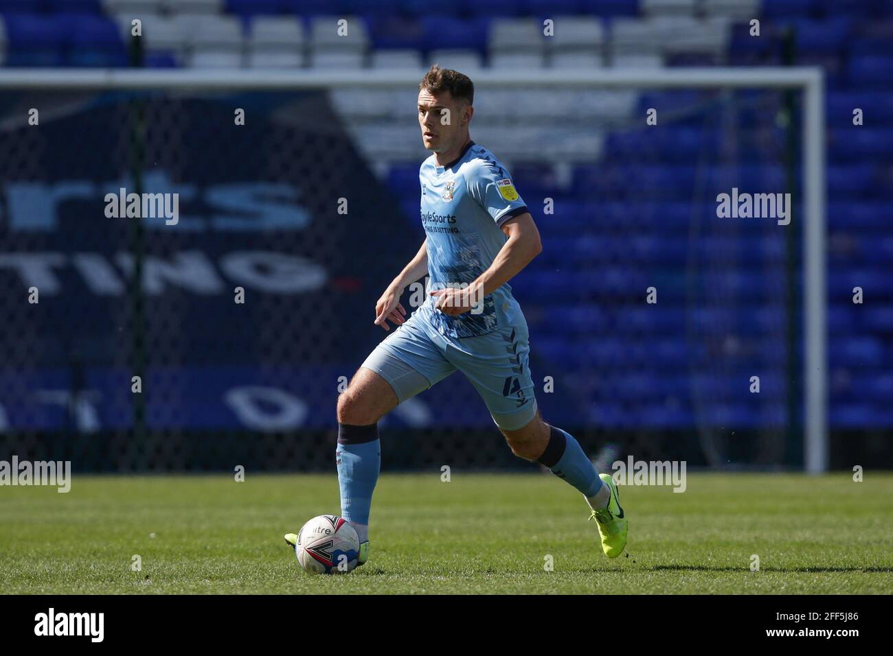 Birmingham, Großbritannien. April 2021. Michael Rose #4 von Coventry City dribbelt den Ball in Birmingham, Großbritannien am 4/24/2021. (Foto von Simon Bissett/News Images/Sipa USA) Quelle: SIPA USA/Alamy Live News Stockfoto