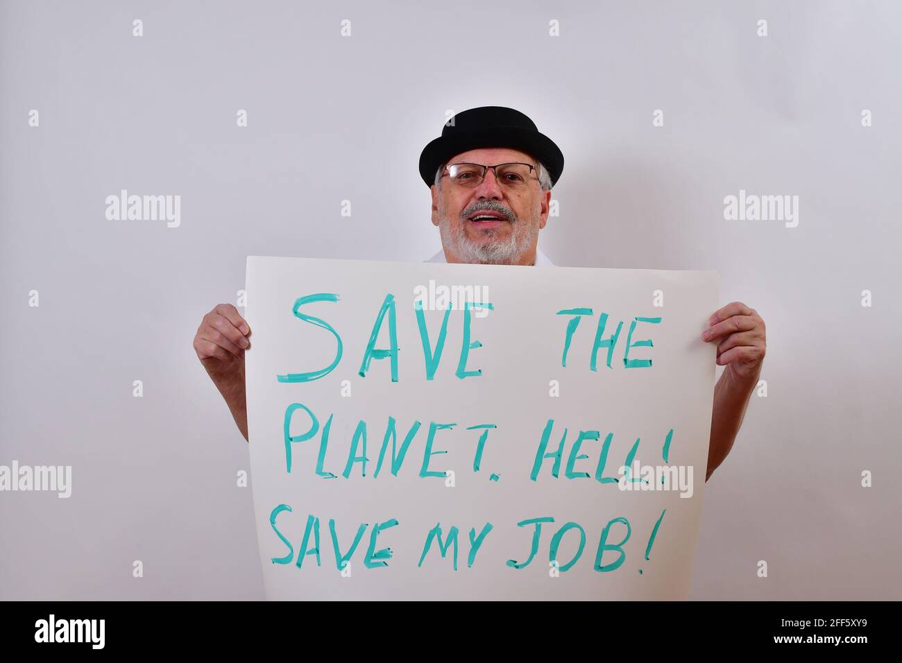 Blick auf einen älteren Mann, der ein Schild zum Sparen hält Der Planet auf weißem Hintergrund Stockfoto