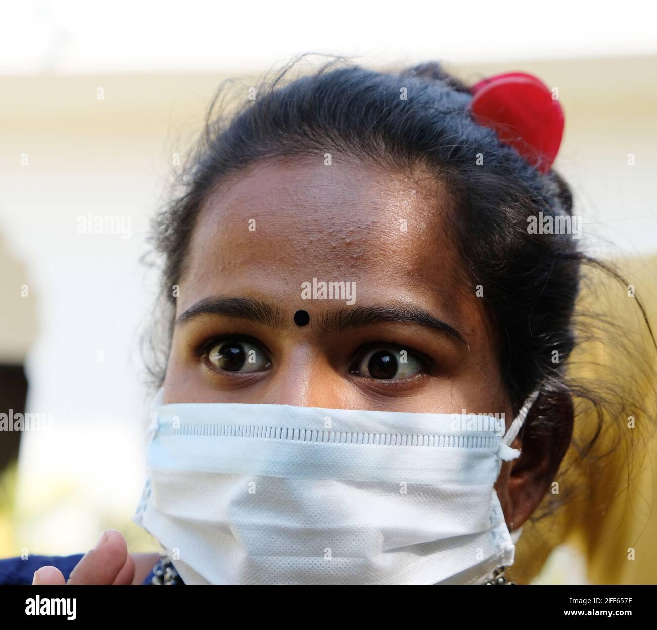 Schockierte indische Weibchen mit weit geöffneten Augen, die asid aussagen Stockfoto