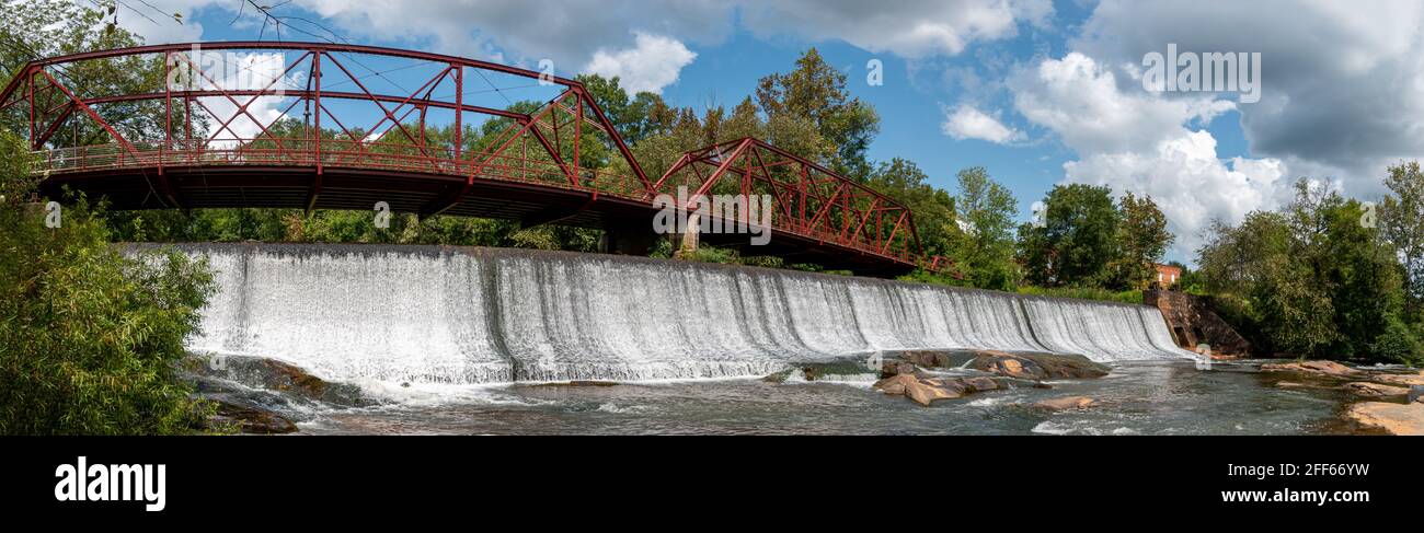 Der Damm und die Brücke bei Glendale Shoals bei Spartanburg, South Carolina Stockfoto