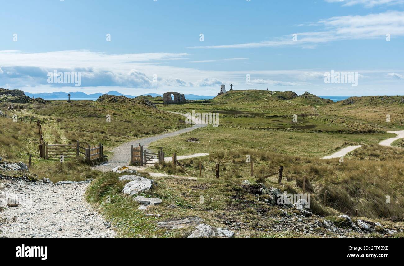 Blick auf die Insel Llanddwyn mit dem Leuchtturm Twr Mawr im Hintergrund, Anglesey, North Wales, Großbritannien. Aufgenommen am 12. April 2021. Stockfoto
