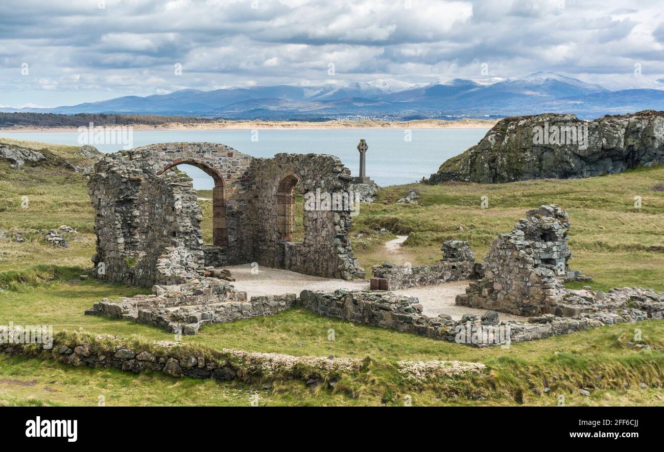 Kirchenruinen auf Llanddwyn Island, Anglesey, North Wales, Großbritannien. Aufgenommen am 12. April 2021. Stockfoto