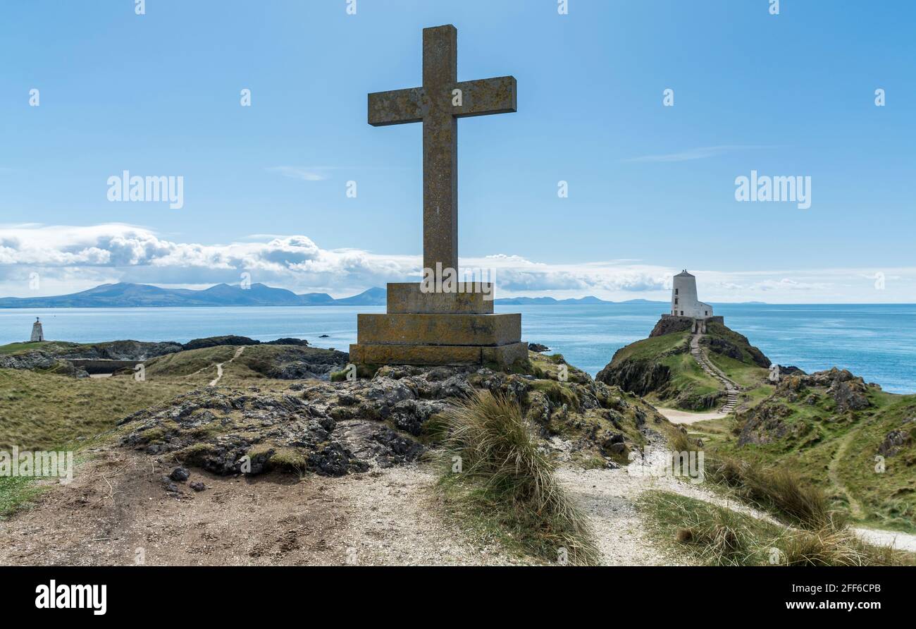 Blick auf die Insel Llanddwyn mit dem Leuchtturm Twr Mawr im Hintergrund, Anglesey, North Wales, Großbritannien. Aufgenommen am 12. April 2021. Stockfoto