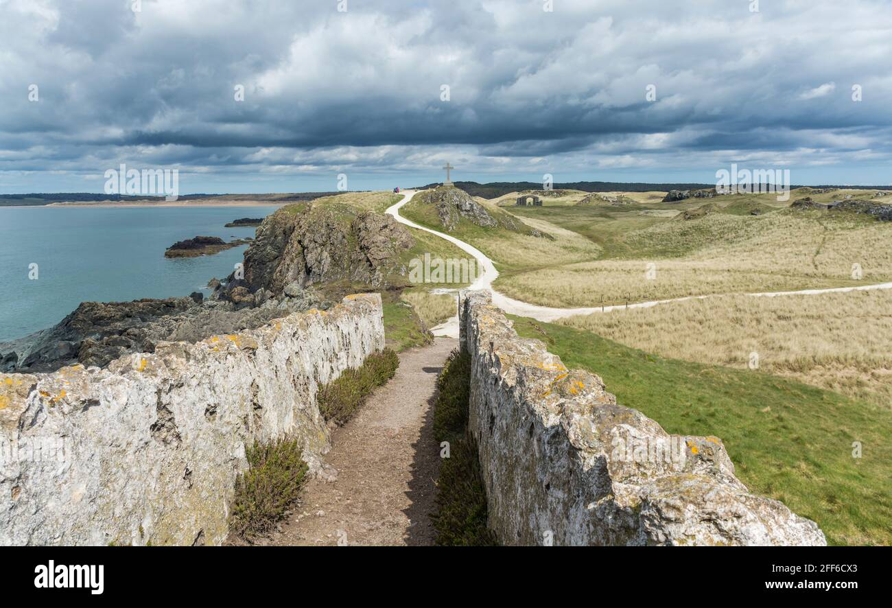 Ein Blick auf Llanddwyn Island, Anglesey, North Wales, Großbritannien. Aufgenommen am 12. April 2021. Stockfoto